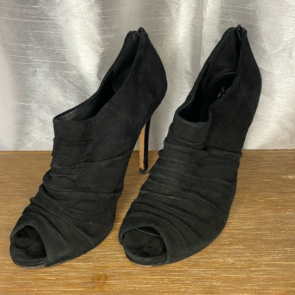 Saks Fifth Avenue Women’s 10M Ruched Black Suede Peep Toe Stiletto Shoe - Picture 1 of 8